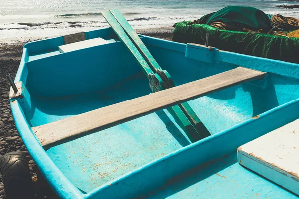 老蓝的渔船，在海滩上 — 图库照片