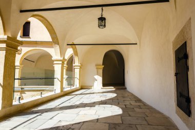 Castle Pieskowa Skala Krakow, Polonya yakınındaki avluda