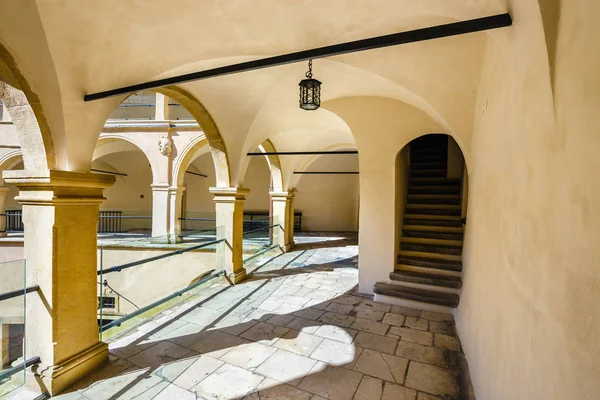 Cortile nel castello Pieskowa Skala vicino Cracovia, Polonia — Foto Stock