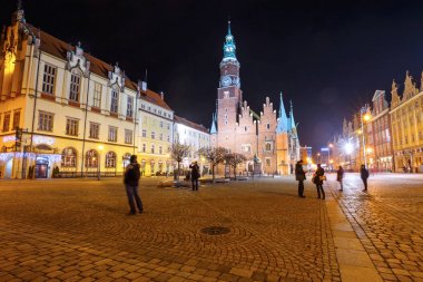 Wroclaw, Polonya, 27 Ocak 2016: Gece görünümü Wroclaw Belediye Binası ve Pazar Meydanı. Wroclaw batı Polonya ve tarihsel Silezya başkenti en büyük kenti olduğunu.