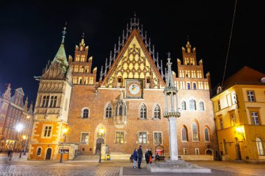 Wroclaw, Polonya, 27 Ocak 2016: Gece görünümü Wroclaw Belediye Binası ve Pazar Meydanı. Wroclaw batı Polonya ve tarihsel Silezya başkenti en büyük kenti olduğunu.