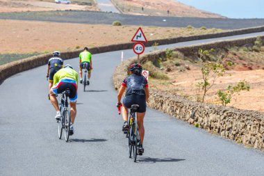 Lanzarote, İspanya, 31 Mart 2017: Grup insanlar binmek bisiklet Mirador del Rio aşağı