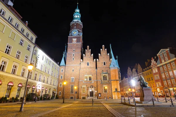 Wroclaw, Polen, 27 januari 2016: Nacht zicht op het marktplein en stadhuis in Wroclaw. Wroclaw is de grootste stad in het westen van Polen en historische hoofdstad van Silezië. — Stockfoto