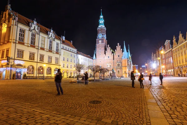 Wroclaw, Polen, 27 januari 2016: Nacht zicht op het marktplein en stadhuis in Wroclaw. Wroclaw is de grootste stad in het westen van Polen en historische hoofdstad van Silezië. — Stockfoto