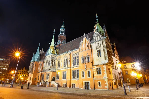 Wroclaw, Polônia, 27 de janeiro de 2016: Vista noturna da Market Square e da Câmara Municipal de Wroclaw. Wroclaw é a maior cidade do oeste da Polônia e capital histórica da Silésia . — Fotografia de Stock