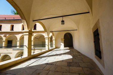 Castle Pieskowa Skala Krakow, Polonya yakınındaki avluda