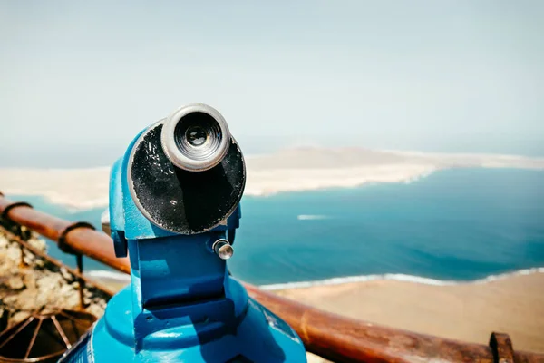 Telescoop en panoramisch uitzicht op La Graciosa eiland vanuit Mirador del Rio gezichtspunt. — Stockfoto