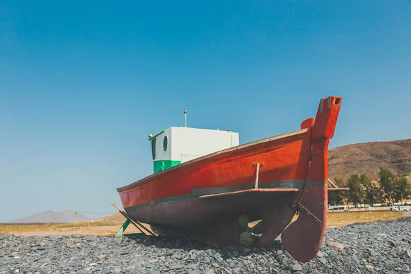 Starý červený rybářský člun na pláži — Stock fotografie