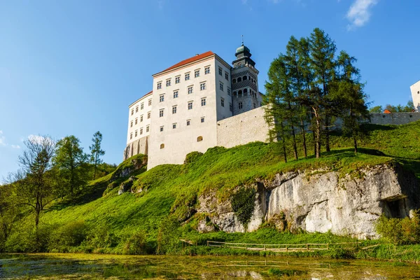 Kungliga slottet Pieskowa Skala nära Krakow, Polen — Stockfoto