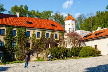 Pieskowa Skala, Polonya, 14 Mayıs 2017: Royal Castle Pieskowa Skala yakınındaki Krakow, Polonya