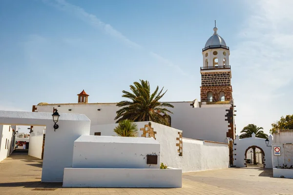 Vista do centro da cidade de Teguise, antiga capital da ilha de Lanzarote — Fotografia de Stock