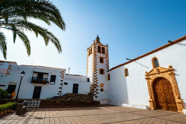 Praça central com igreja na aldeia de Betancuria na Ilha Fuerteventura, Espanha — Fotografia de Stock