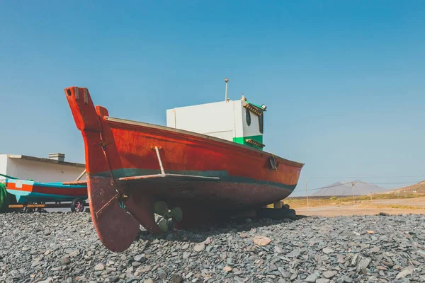 Oude rode vissersboot op het strand — Stockfoto