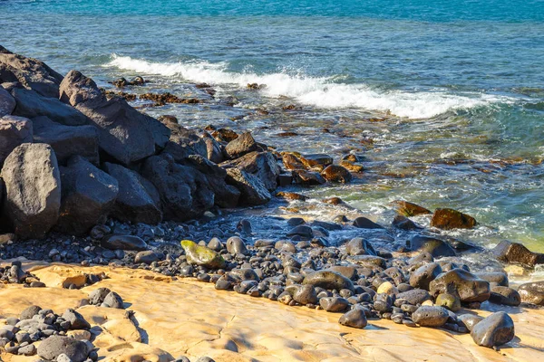 Vulkanische Küste mit welligem Meer und blauem Himmel, lanzarote Insel, Spanien — Stockfoto