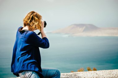 Kadın Gezgin deniz fotoğraf çekme