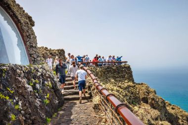 Mirador del Rio, Lanzarote, 31 Mart 2017: insanlar enjoing etkileyici görüntülemek Mirador del Rio La Graciosa Island, Lanzarote, Kanarya Adaları'na