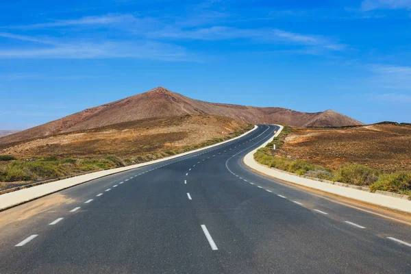 Jalan kosong dengan latar langit biru, Lanzarote, Spanyol — Stok Foto