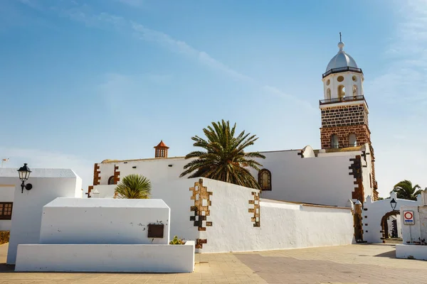 Vista del centro de la ciudad de Teguise, antigua capital de la isla de Lanzarote — Foto de Stock