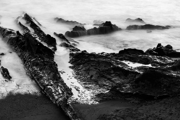 Tiro de costa em Lanzarote, El Golfo, Espanha. Foto em preto e branco — Fotografia de Stock