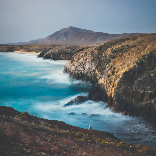 Dlouhá expozice shot z pobřeží na ostrově Lanzarote, Španělsko — Stock fotografie