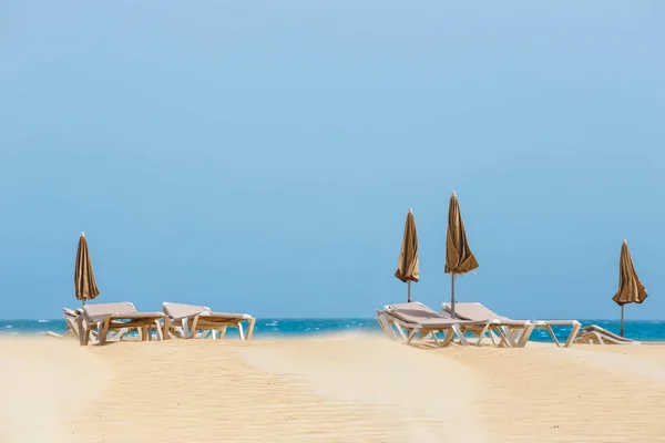 Playa soleada en Corralejo, Fuerteventura, Islas Canarias, España — Foto de Stock