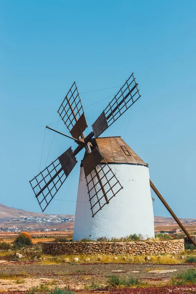 Mulino a vento tradizionale in pietra bianca a Fuertaventura, Isole Canarie, Spagna — Foto Stock