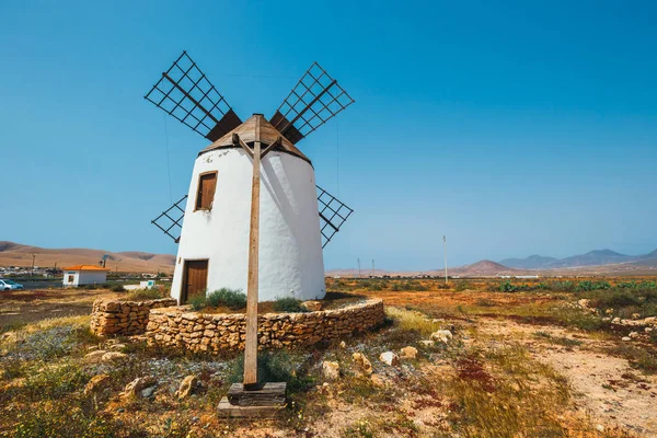 Fuertaventura、カナリア諸島、スペインの伝統的な白い石風車です。 — ストック写真