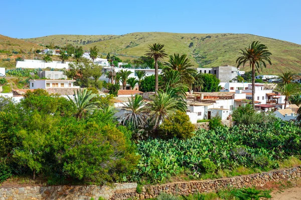 Plaza central en Betancuria pueblo en la isla de Fuerteventura, España —  Fotos de Stock