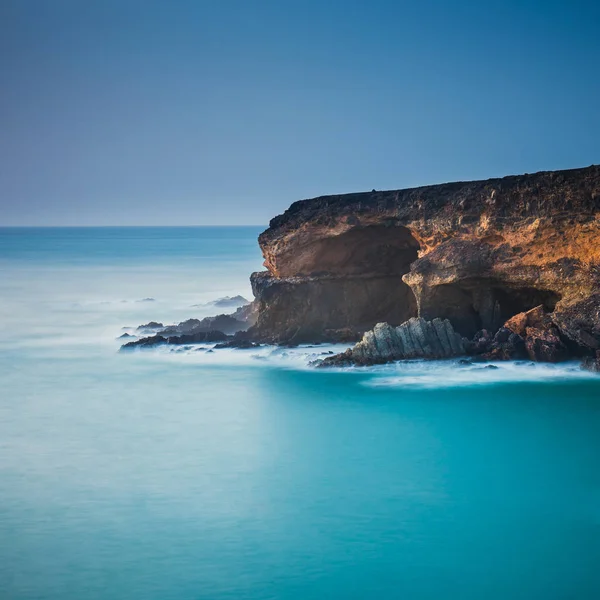Cuevas cerca del pueblo de Ajuy en Fuerteventura, España. Exposición prolongada —  Fotos de Stock