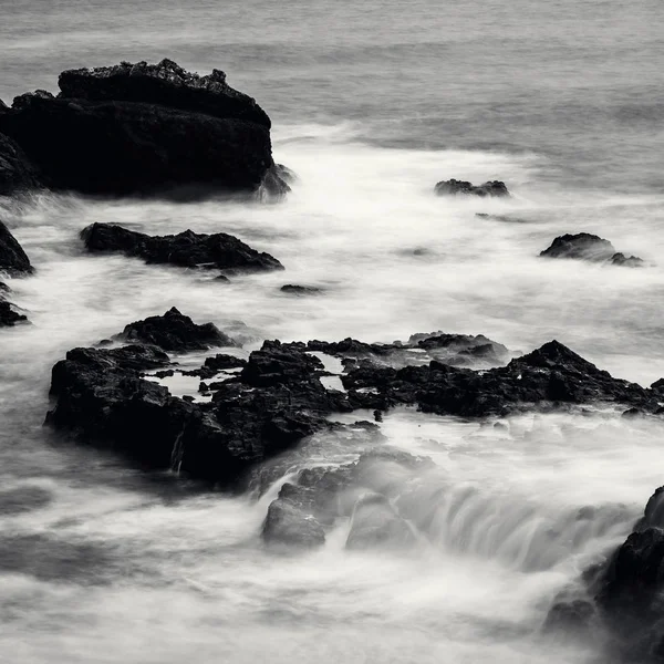 Fuerteventura, siyah beyaz fotoğraf üzerinde Ajuy Köyü yakınındaki mağaralar — Stok fotoğraf