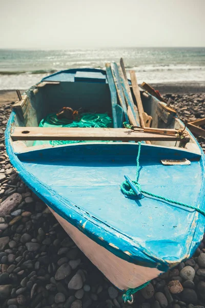Старая синяя рыболовная лодка на пляже — стоковое фото