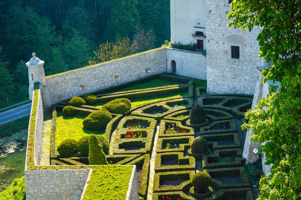 Jardim formal no Castelo Pieskowa Skala perto de Cracóvia, Polônia — Fotografia de Stock