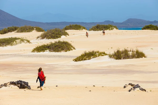 Corralejo, Fuerteventura, 01 de abril de 2017: Kitesurfer macho desconhecido numa praia em Corralejo, Fuerteventura, Ilhas Canárias, Espanha — Fotografia de Stock