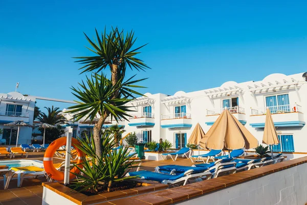 Corralejo, Fuerteventura, España, 03 de abril de 2017: Complejo de edificios hoteleros y piscina en Arena Hotel en Corralejo, España —  Fotos de Stock