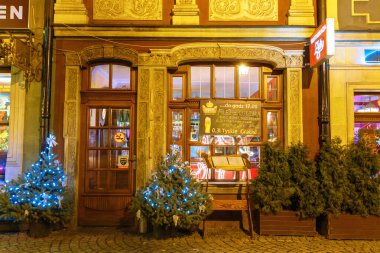 Wroclaw, Polonya, 27 Ocak 2016: Gece görünümü Wroclaw Belediye Binası ve Pazar Meydanı. Wroclaw batı Polonya ve tarihsel Silezya başkenti en büyük kenti olduğunu.