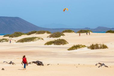 Corralejo, Fuerteventura, 01 Nisan 2017: Bilinmeyen erkek kitesurfer bir plajda Corralejo, Fuerteventura, Kanarya Adaları, İspanya