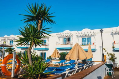 Corralejo, Fuerteventura, İspanya, 03 Nisan 2017: Karmaşık otel binaların ve Yüzme Havuzu Corralejo, İspanya daki Arena otel
