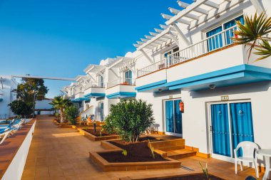 Corralejo, Fuerteventura, İspanya, 03 Nisan 2017: Karmaşık otel binaların ve Yüzme Havuzu Corralejo, İspanya daki Arena otel