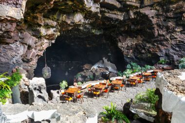 Masa ve sandalye içinde volkanik mağara Jameos del Agua, Lanzarote, Kanarya Adaları, İspanya