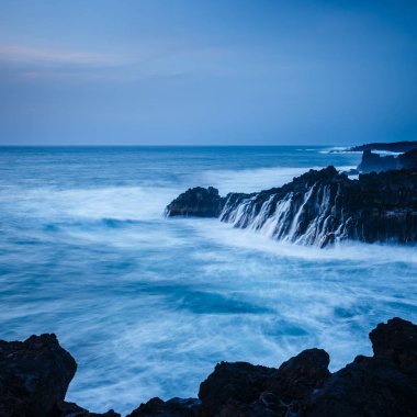 Uzun pozlama atış Coast Lanzarote, Los Hervideros, İspanya