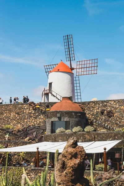 Lanzarote - 29. märz 2017: blick auf den kakteengarten mit weißer windmühle in guatiza, beliebte attraktion auf lanzarote, kanarische inseln — Stockfoto