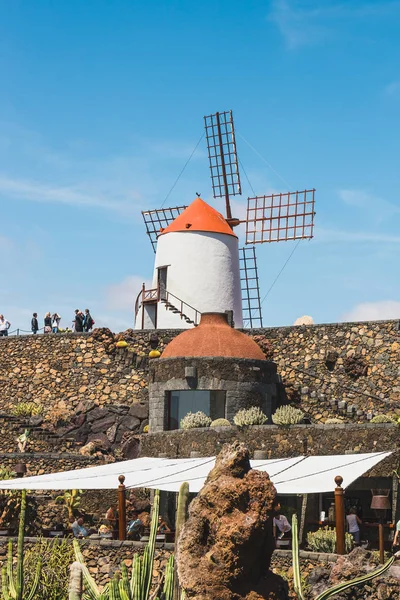 LANZAROTE - 29 de marzo de 2017: Vista del jardín de cactus con molino de viento blanco en Guatiza, atracción popular en Lanzarote, Islas Canarias — Foto de Stock