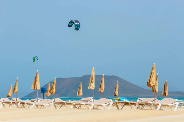 Corralejo, Fuerteventura, 01 kwietnia 2017: Nieznany kitesurferów na plaży w miejscowości Corralejo na wyspie Fuerteventura, Wyspy Kanaryjskie, Hiszpania — Zdjęcie stockowe