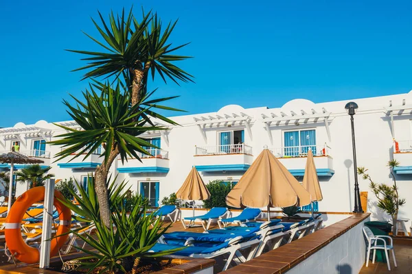 Corralejo, Fuerteventura, España, 03 de abril de 2017: Complejo de edificios hoteleros y piscina en Arena Hotel en Corralejo, España —  Fotos de Stock