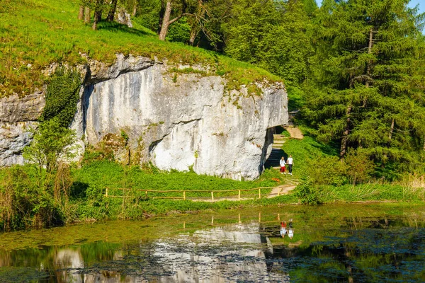 Pieskowa Skala, Poland, May 14, 2017: Limestone rock called Bludgeon of Hercules near Castle Pieskowa Skala, Krakow, Poland — Stock Photo, Image