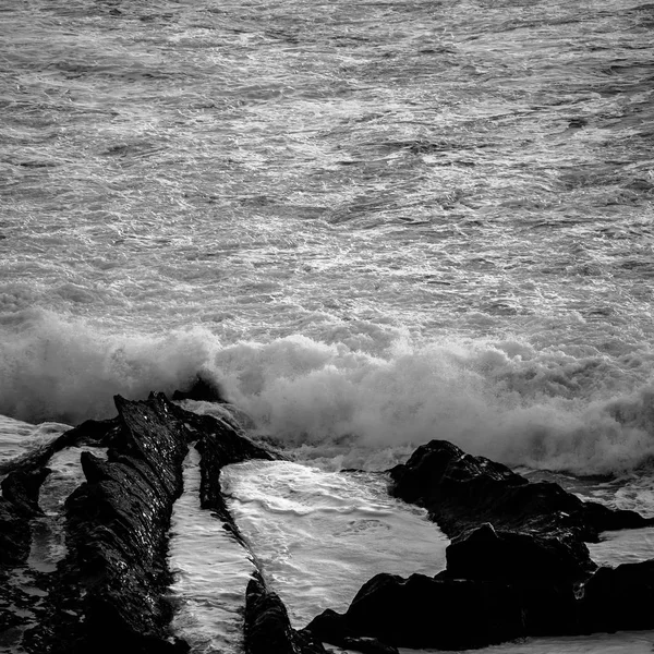 Shot van de kust bij El Golfo, Lanzarote, Spanje. Zwart-wit foto — Stockfoto