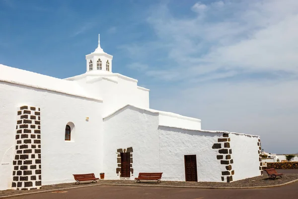 Kerk van Nuestra Señora de los vulkanen in Mancha Blanca, Lanzarote, Spanje — Stockfoto