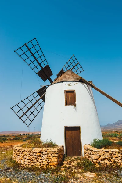 Fuertaventura、カナリア諸島、スペインの伝統的な白い石風車です。 — ストック写真