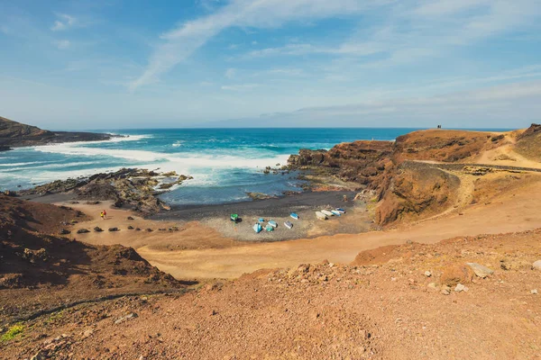 Zelená laguny v El Golfo s rybářské lodě na pláži ostrova Lanzarote, Španělsko — Stock fotografie