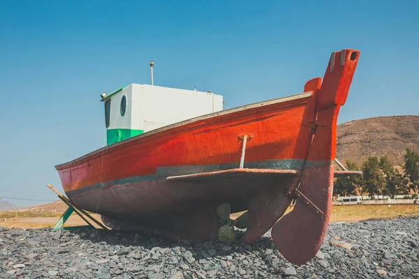 Старый красный рыболовный катер на пляже — стоковое фото